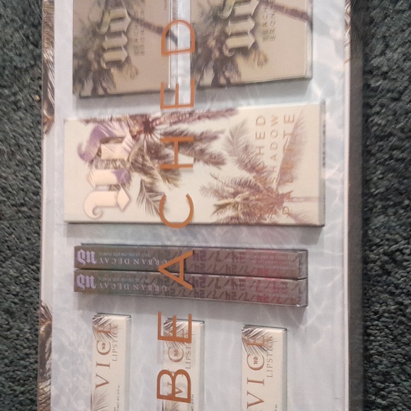 ONE OF A KIND URBAN DECAY BEACHED MAKEUP VAULT COLLECTION - Picture 13 of 13